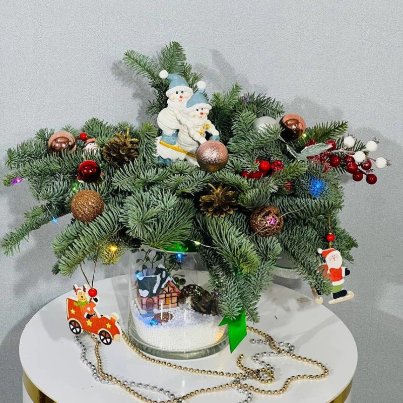 Новогодний букет из нобилиса в стеклянной вазе со снеговиками, стандартный