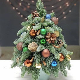 Nastol_naya yolochka s novogodnim dekorom 40 sm iz vetok nobilisa