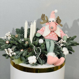 Novogodnyaya kompozitciya na stol iz natural_nogo nobilisa s myagkoj igrushkoj