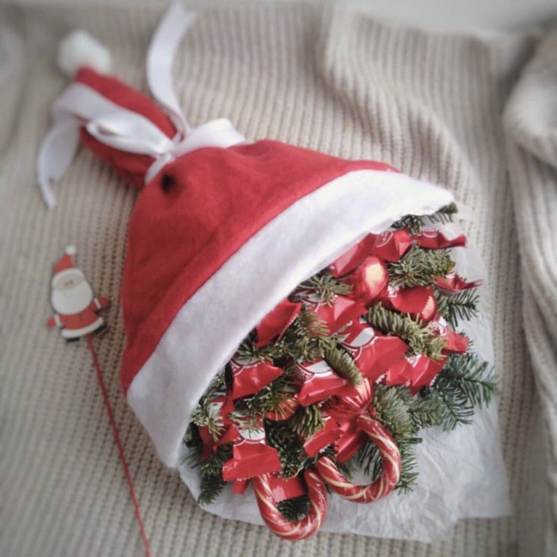 Новогодний букет в колпаке Деда Мороза со сладостями и веточками нобилиса, стандартный