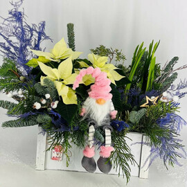 Zimnyaya kompozitciya iz natural_nogo nobilisa s nartcissami krokusami i puansetiej i gnomom