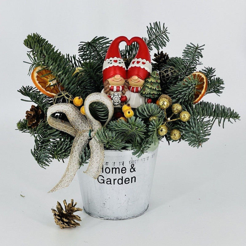 Novogodnyaya mini kompozitciya v vedyorke iz zhivogo nobilisa, standart