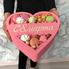 Podarochnij boks so sladostyami na 8 marta