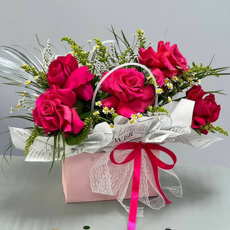 Kompozitciya frantcuzskih roz v sumochke, standart