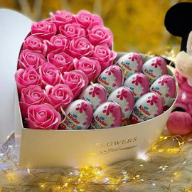 Мыльные розы в коробке сердце с киндерами