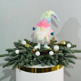 Novogodnij dekor iz nobilisa na stol s gnomom