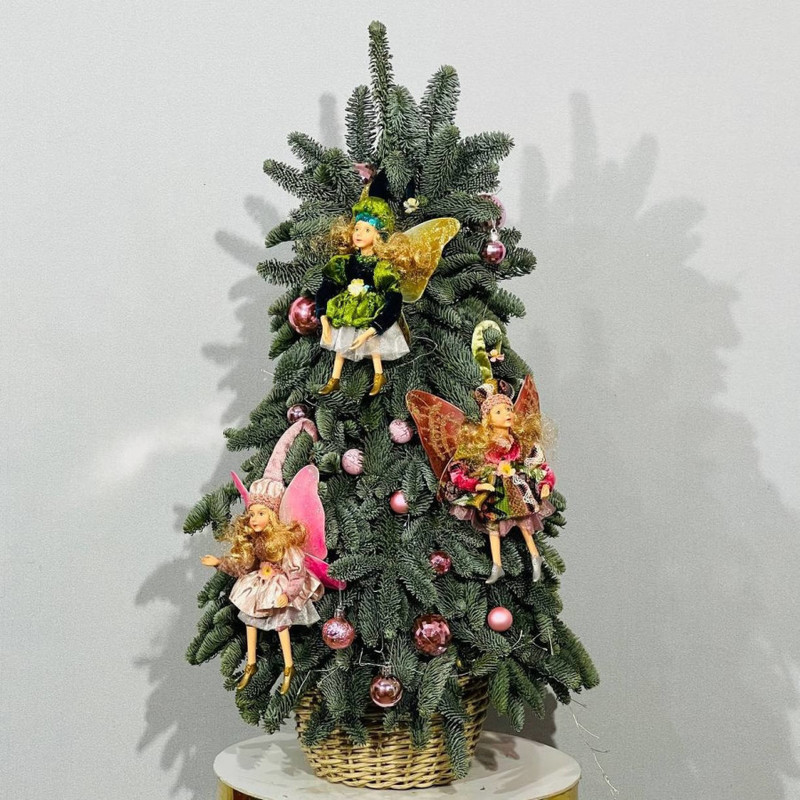 Новогодняя ель украшенная интерьерными куколками Эльфами из живого нобилиса, стандартный