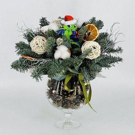 Настольная композиция из натуральной хвои в стеклянном бокале