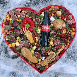 Подарочный набор сердце из продуктов, колбасок и сыра