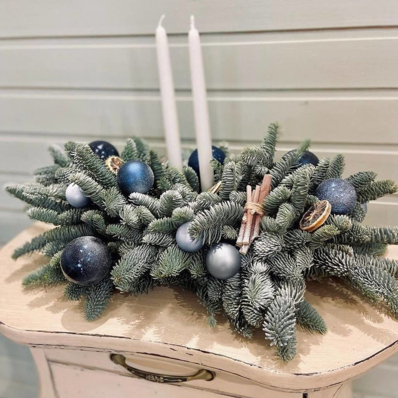 Композиция из нобилис с белыми свечами на стол, стандартный