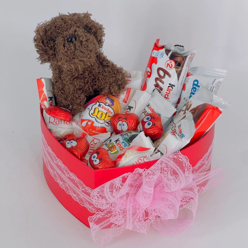 Sladkoe serdtce valentinka. Serdtce s kinder shokoladom i randomnoj igrushkoj, standart
