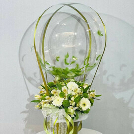 Buket tcvetov s prozrachnim sharom babl. Al_stromeriya, gerbera, hrizantema, santini