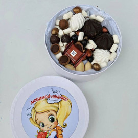 Korobka so sladostyami dlya nyani