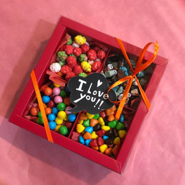 Подарочный набор сладостей. Сладкие орехи и драже