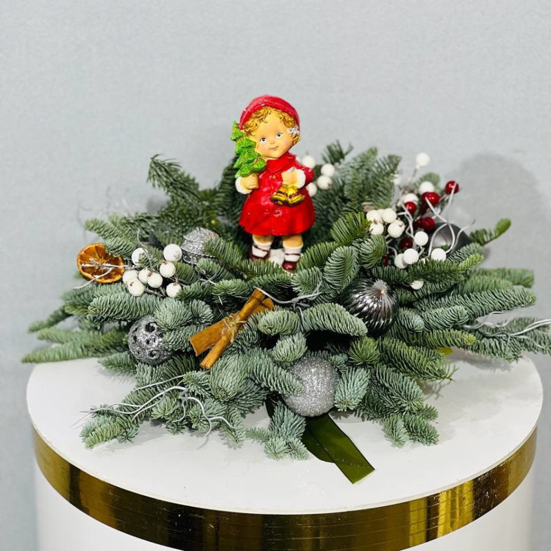 Зимняя композиция из хвои нобилис на стол с сувениром, стандартный