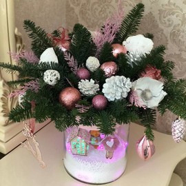 Buket novogodnij florarium s vetochkami zhivogo nobilisa