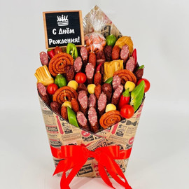 Muzhskoj buket v konverte iz kolbasi i sira