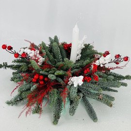 Kompozitciya iz nobilisa na stol so svechoj