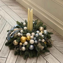 Рождественская  композиция из нобилисана стол со свечами