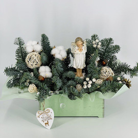 Новогодняя композиция из живого нобилиса в деревянном ящике