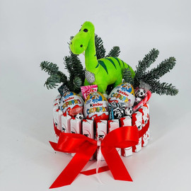 Sladkij podarok s myagkoj  igrushkoj drakonchik. Tort iz kinder shokolada s nobilis