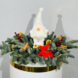 Новогодняя композиция украшение стола из натуральной хвои нобилис с интерьерной игрушкой гном