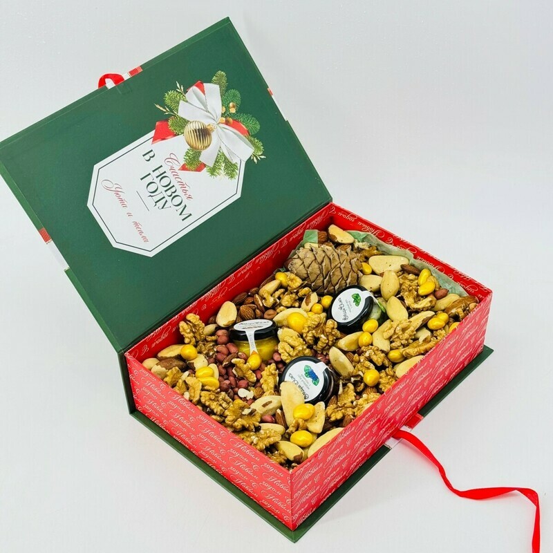 Novogodnij boks kniga so sladostyami i orehami, standart