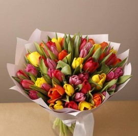 Букет из 51 разноцветного тюльпана. Подарок на день рождения и 8 марта