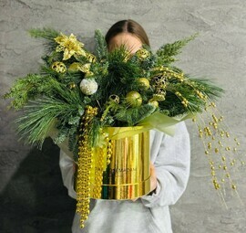 Zimnij buket, kompozitciya iz natural_noj hvoi nobilis, kiparis, mozhzhevel_nik v zolotoj korobke