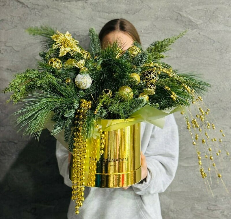 Zimnij buket, kompozitciya iz natural_noj hvoi nobilis, kiparis, mozhzhevel_nik v zolotoj korobke, standart