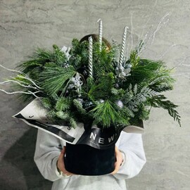 Зимний букет композиция из живой хвои нобилис, кипарис, можжевельник со свечами. Новогодний декор