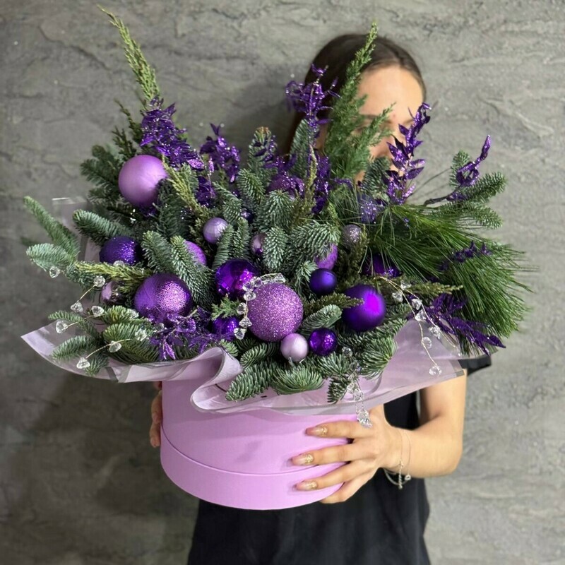 Novogodnij buket iz natural_noj hvoi nobilis, kiparis, mozhzhevel_nik v shlyapnoj korobke. Zimnij buket, standart