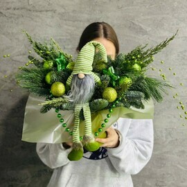 Novogodnij buket iz vetok natural_noj hvoi nobilis, kiparis, mozhzhevel_nik s myagkoj igrushkoj gnom