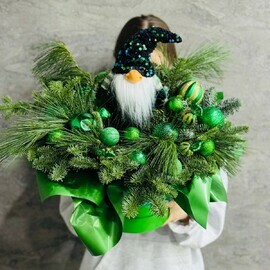 Новогодняя композиция, зимний букет из натуральной хвои нобилис, кипарис с игрушкой гном