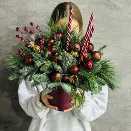 Зимний букет из натуральной хвои нобилис, кипарис, можжевельник со свечами. Новогодний декор