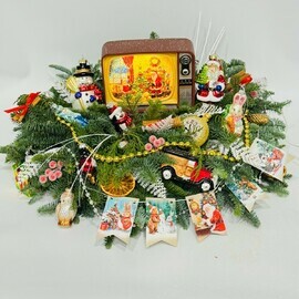 Novogodnyaya kompozitciya iz natural_noj hvoi nobilis so steklyannimi igrushkami i muzikal_nim suvenirom