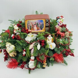 Kompozitciya iz natural_nogo nobilisa so steklyannimi vintazhnimi igrushkami i muzikal_nim suvenirom