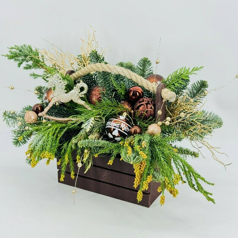 Интерьерная зимняя композиция в ящике из натуральной хвои нобилис, кипарис, мережка, стандартный