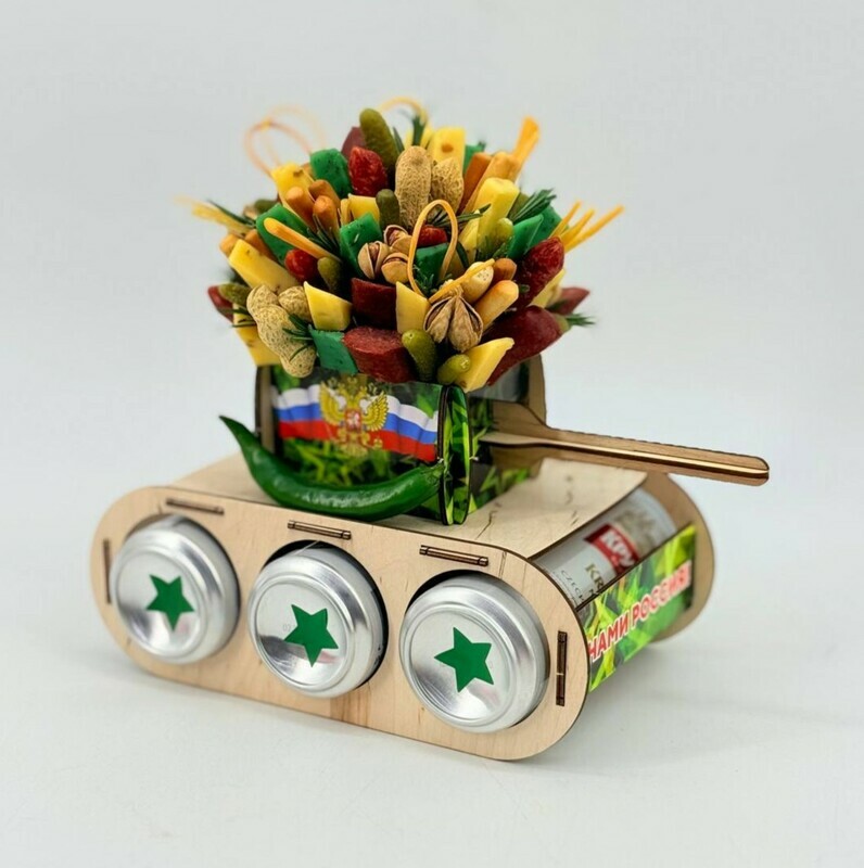 Подарок мужчине пивной танк с закусками колбасками снеками и сыром. Подарочный набор на 23 февраля, стандартный