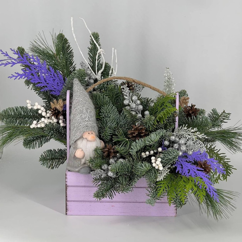 Inter_ernaya kompozitciya iz hvoi nobilis s gnomom v derevyannom yashike, standart