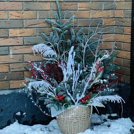 Novogodnyaya kompozitciya dlya terrasi v kashpo iz iskusstvennogo rotanga iz natural_nogo nobilisa