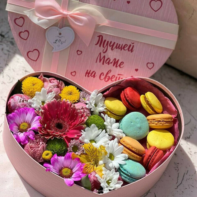 Подарок для мамы букет с макарони. Сердце с цветами пион, альстромерия, гербера, хризантема, стандартный