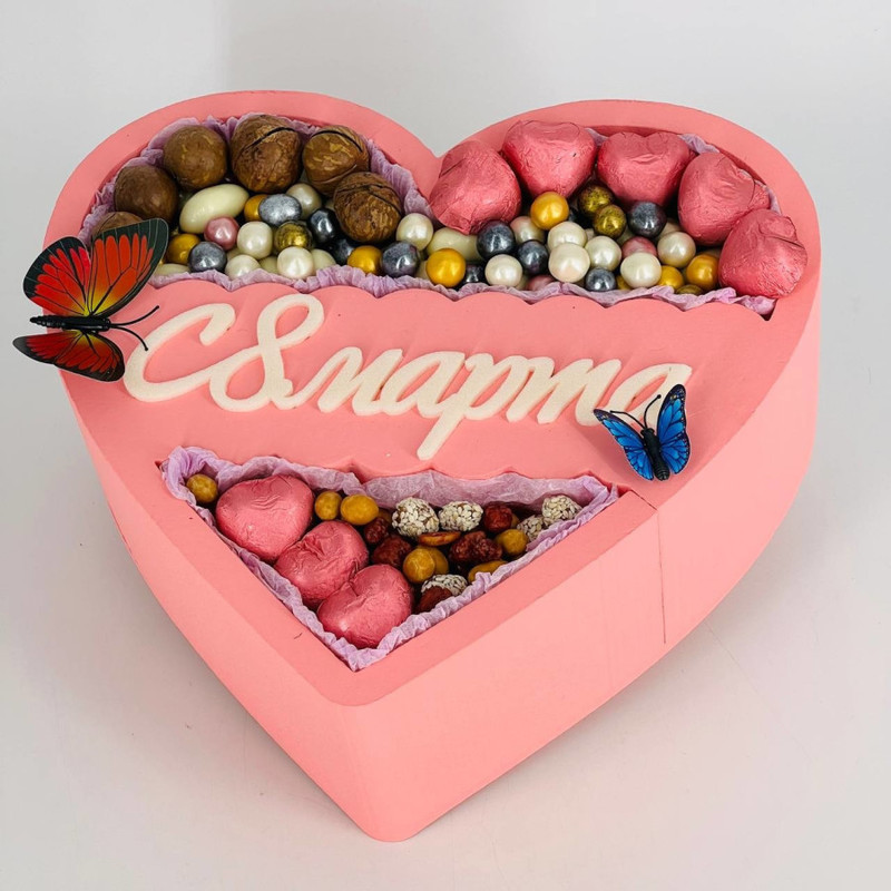 Сладкий подарок на 8 марта сердце с орехами микс и шоколадными сердечками, стандартный