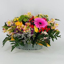 Вязаное кашпо корзинка с цветами. Роза кустовая, хризантема, альстромерия, танацетум, ягоды 