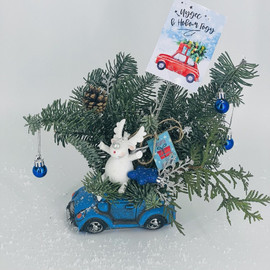 Novogodnyaya kompozitciya v kashpo avtomobil_ s figurkoj losik. Buket iz nobilisa