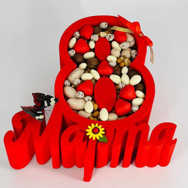 Сладкий подарочный набор орехов с шоколадными сердечками на 8 марта