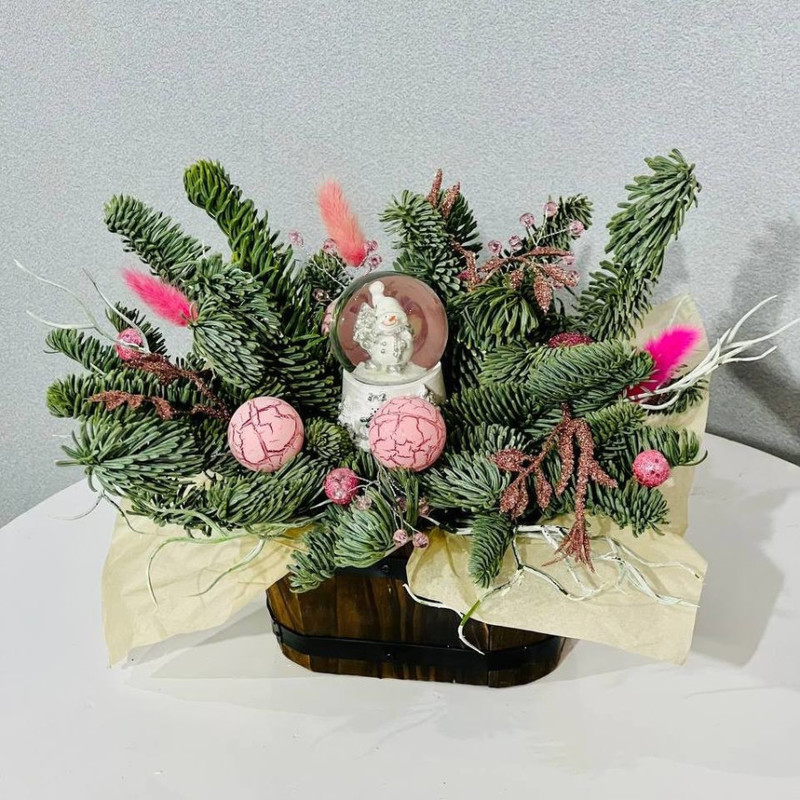 Новогодняя композиция в деревянном кашпо с веточками нобилиса, стандартный
