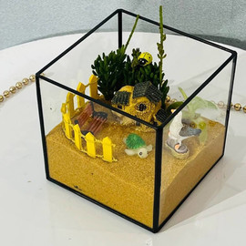 Mossarium s dekorativnimi figurkami. Florarium kub