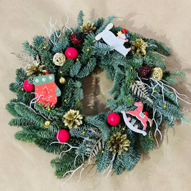 Rozhdestvenskij venok na dver_ iz zhivoj hvoi nobilis 30 sm