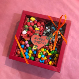 Подарочный набор орехов и драже